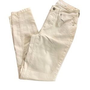 A loves a size 25 skinny jeans creamish white